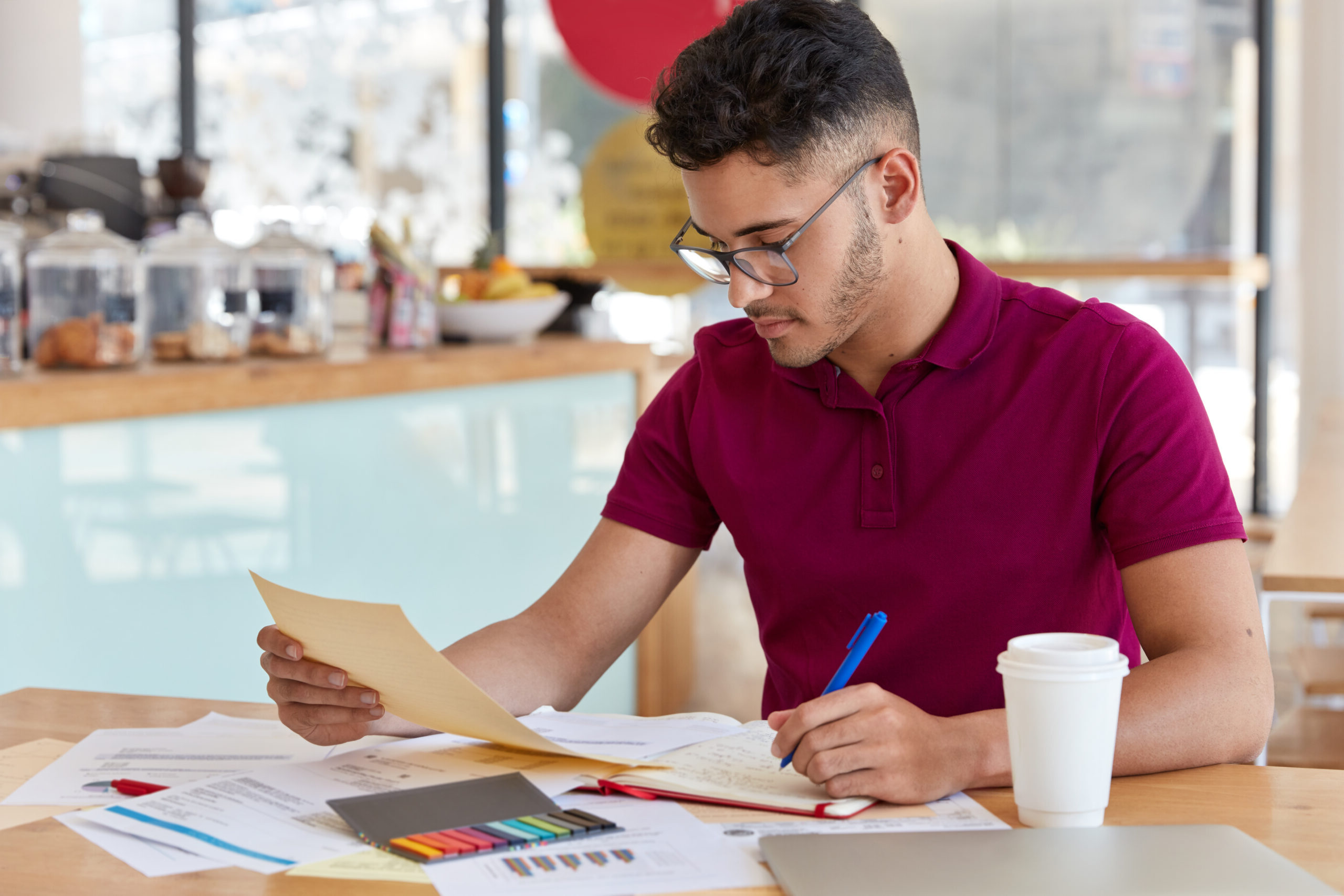Парень с картиной в руках. Сценарист. Мужчина пишет каждый день что это. Мужчина писает. Парень студент.